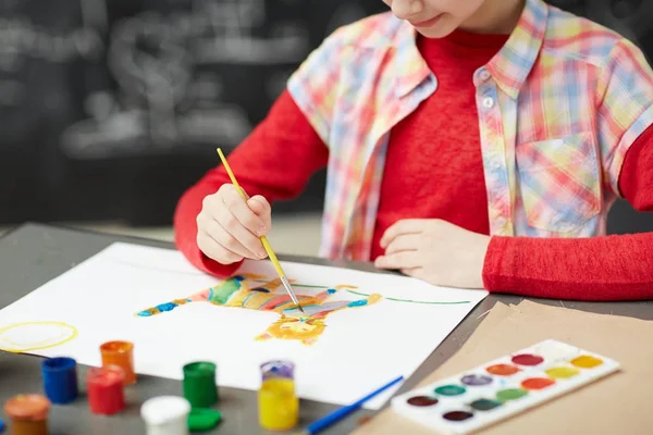 Grundschüler Zeichnet Katze Unterricht — Stockfoto