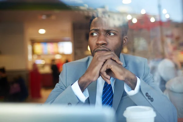 Homem Negócios Olhando Preocupado Apertando Mãos Enquanto Sentado Balcão Café — Fotografia de Stock