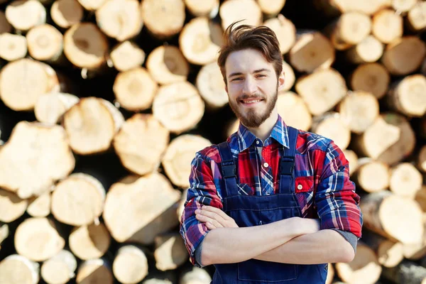 Jonge Lumber Staande Tegen Stapel Brandhout — Stockfoto