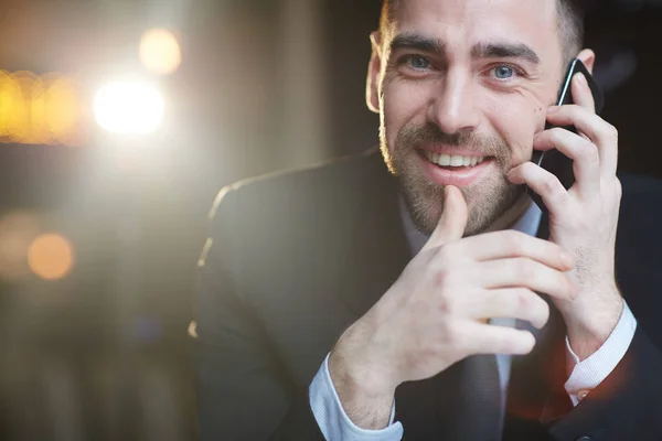 Retrato Hombre Negocios Guapo Moderno Usando Teléfono Inteligente Que Hace — Foto de Stock