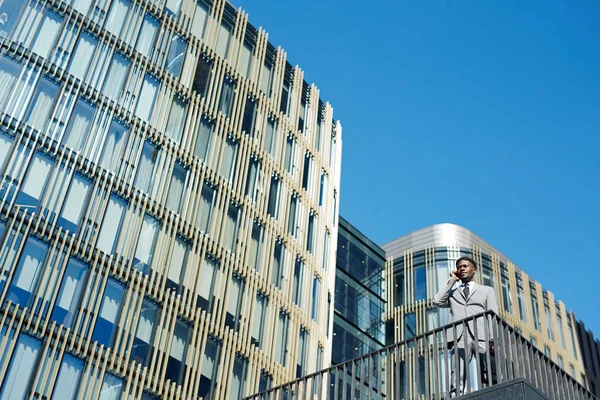 Homem Moderno Comunicando Por Smartphone Cidade — Fotografia de Stock