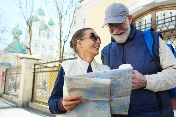 Anziani Amorosi Con Mappa Che Viaggiano Città — Foto Stock