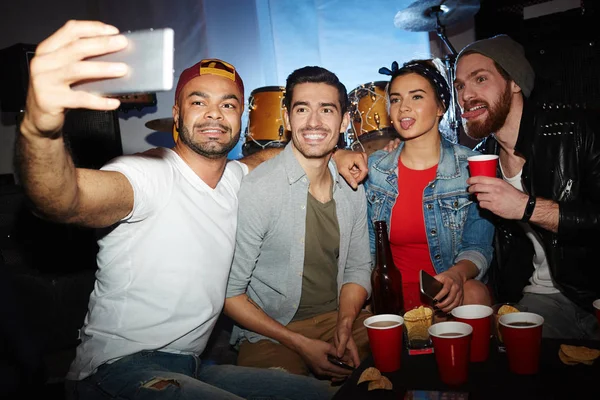 Gruppe Gut Gelaunter Kumpels Posiert Auf Party Für Selfie — Stockfoto