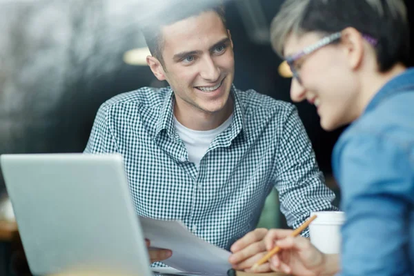 Porträtt Glada Universitetsstudent Håller Papper Händerna Samtidigt Hjälpa Hans Kvinnliga — Stockfoto