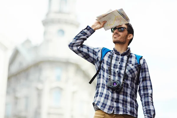 Joven Turista Con Mapa Rondando Por Ciudad — Foto de Stock