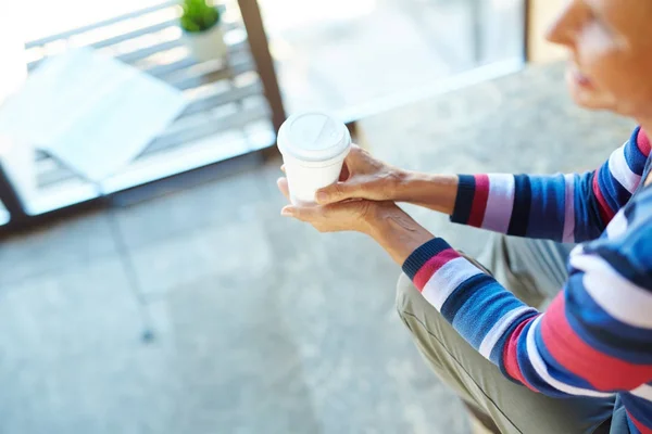 Mujer Envejecida Con Vidrio Plástico Las Manos Relajante Ocio — Foto de Stock