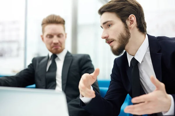 Vendedor Explicando Sua Ideia Superar Crise Para Colega Trabalho — Fotografia de Stock