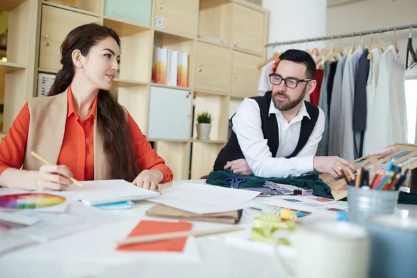 Colleghi Creativi Discutendo Nuove Tendenze Della Moda — Foto Stock