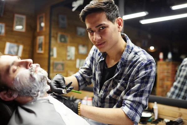 Maître Rasage Faisant Son Travail Dans Salon Coiffure — Photo