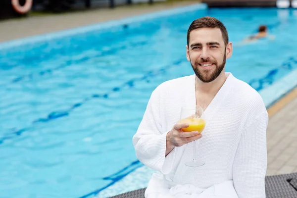 Feliz Homem Sem Barba Com Copo Bebida Relaxante Beira Piscina — Fotografia de Stock