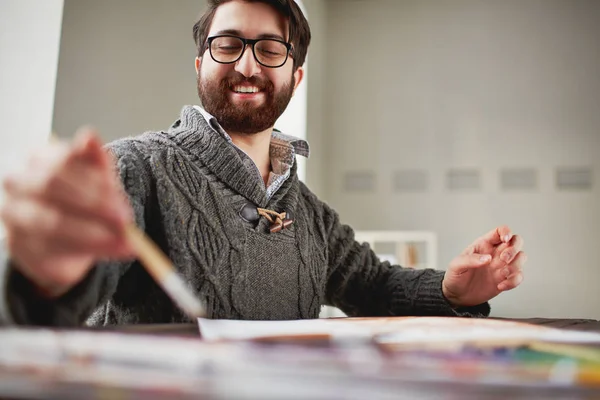 Glücklicher Junger Mann Beim Malen Seinem Atelier — Stockfoto