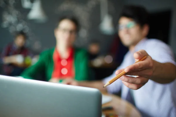 Mänsklig Hand Med Penna Pekar Laptop Monitor Förklaringar — Stockfoto