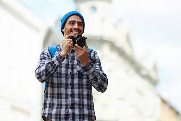 Portret Nowoczesnym Turystycznych Solo Trip Europie Młody Człowiek Stojący Przy — Zdjęcie stockowe