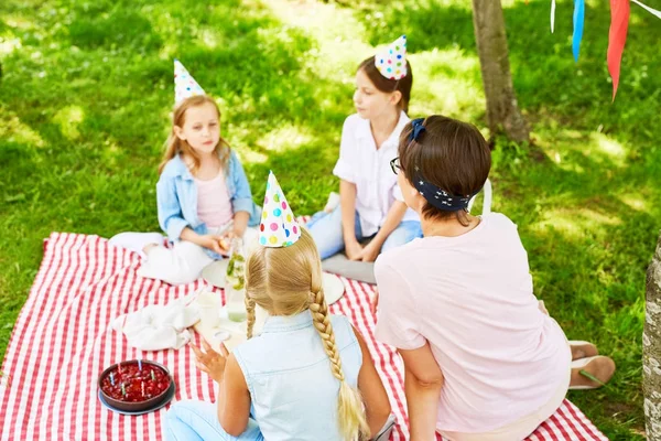 Teaher Och Tre Flickor Födelsedag Caps Avkopplande Grönt Gräs Sommardag — Stockfoto