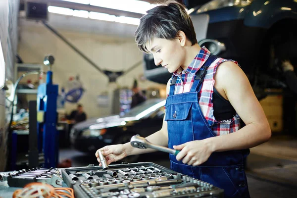 Woman Mechanic Choosing Spare Parts Kit — Stock Photo, Image