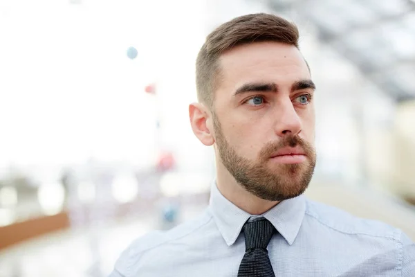 Retrato Empresário Contemporâneo Confiante Vestindo Barba Camisa Olhando Para Longe — Fotografia de Stock