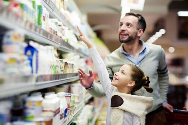 Menina Feliz Apontando Para Pacote Youghurt Prateleira Superior Supermercado — Fotografia de Stock