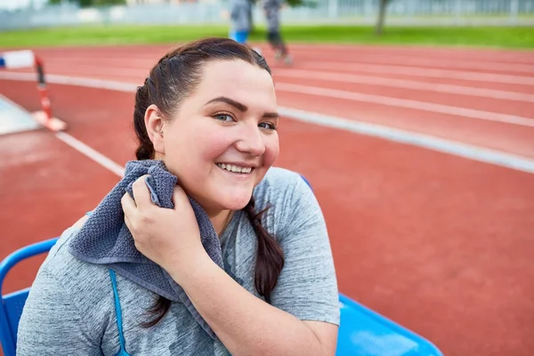 Unga Knubbig Kvinna Torka Svett Från Hennes Hals Efter Idrottsträning — Stockfoto