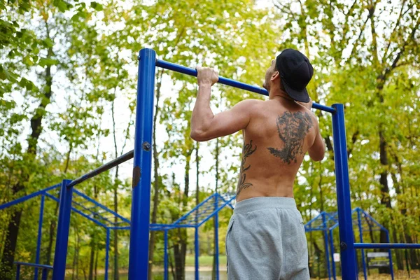 Visão Traseira Homem Tatuado Irreconhecível Fazendo Pull Ups Ter Treino — Fotografia de Stock