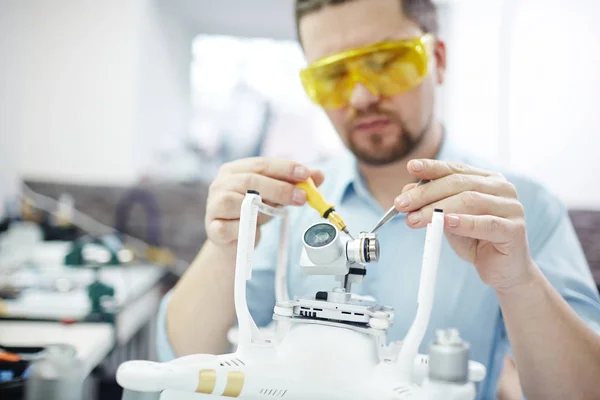 Man Oranje Beschermend Masker Bezig Met Montage Nieuwe Spion Systeem — Stockfoto