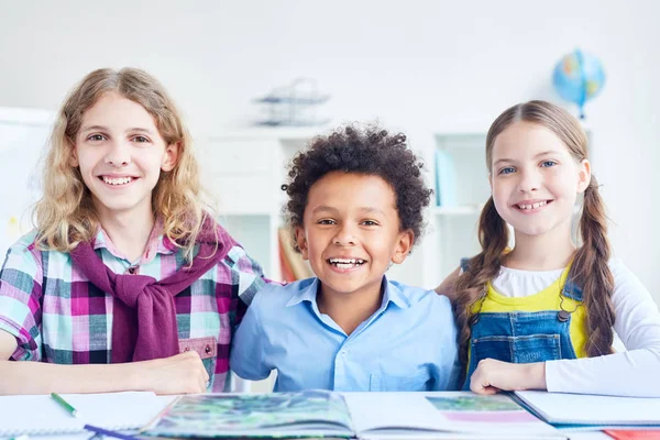 Bambini Allegri Seduti Alla Scrivania Classe Con Libro Aperto Davanti — Foto Stock