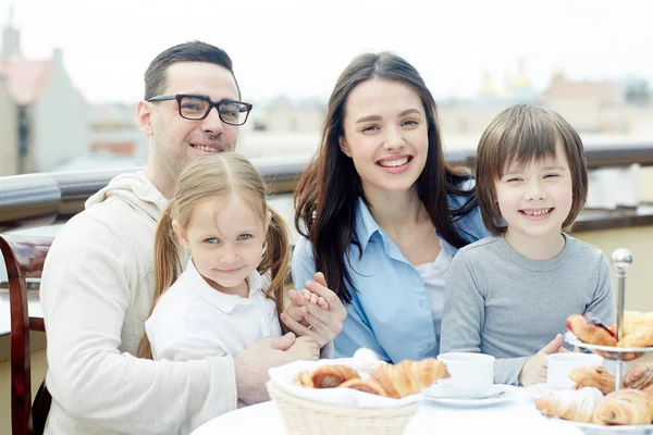 Affettuosa Famiglia Seduta Tavolo Durante Colazione — Foto Stock