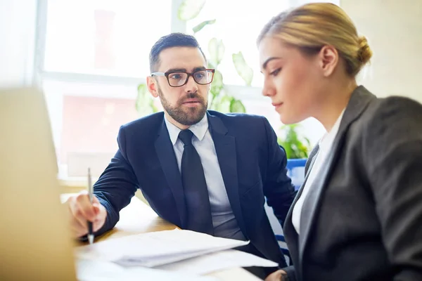 Jefe Hablando Con Uno Los Empleados Reunión — Foto de Stock