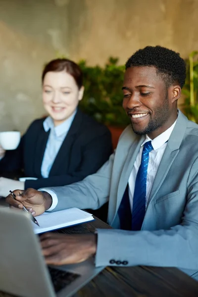 Zwei Geschäftsleute Bei Einem Arbeitstreffen Modernen Büro Gutaussehender Afrikanisch Amerikanischer — Stockfoto