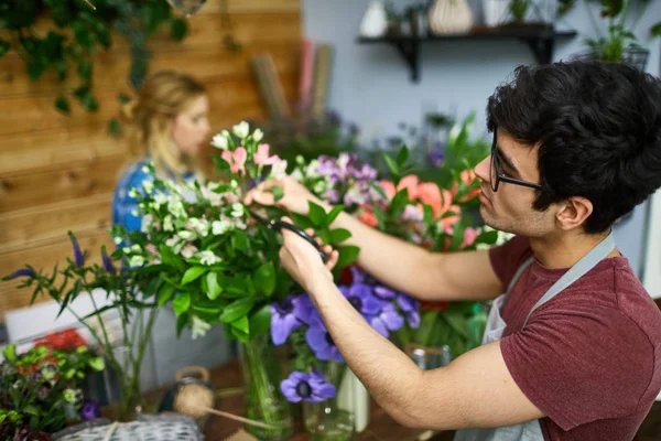 Молодий Чоловік Ріже Сухе Листя Влаштовуючи Квіткові Букети — стокове фото