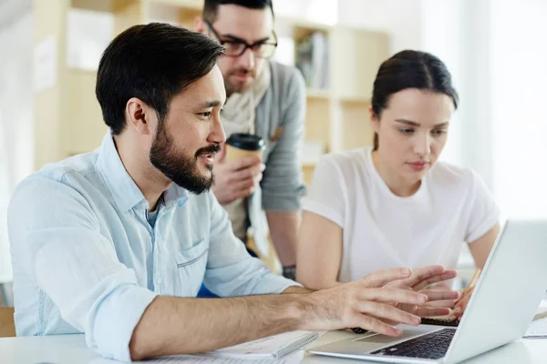 Retrato Del Equipo Empresarial Que Trabaja Con Ordenador Portátil Oficina — Foto de Stock