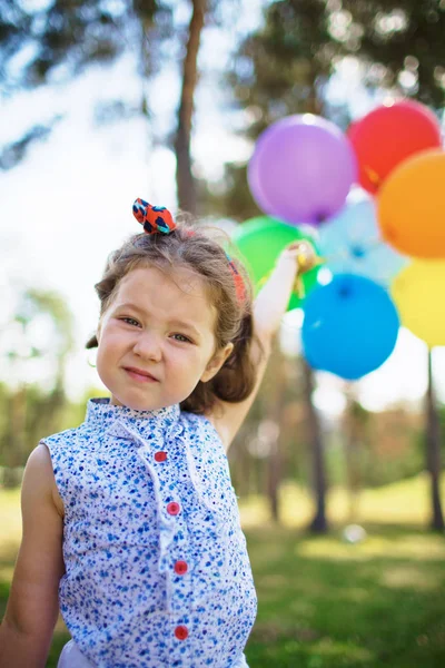 Visão Ângulo Baixo Menina Engraçada Segurando Balões Coloridos Parque Olhando — Fotografia de Stock