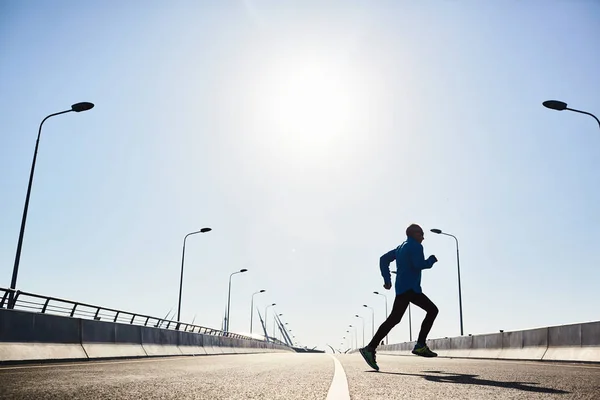 Niedrigwinkel Ansicht Des Selbstbewussten Gealterten Sportlers Beim Outdoor Training Wolkenloser — Stockfoto