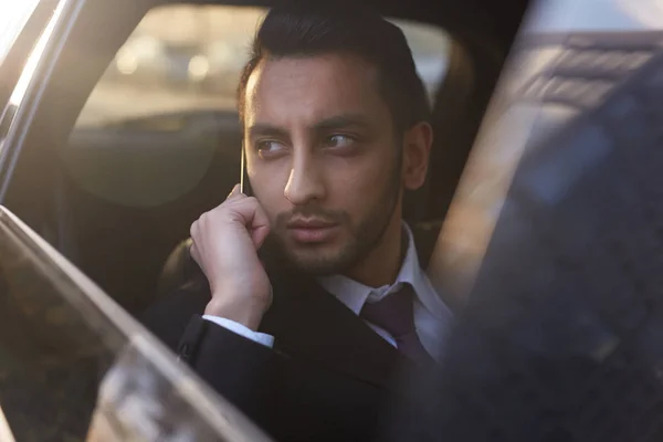 Retrato Belo Empresário Oriente Médio Falando Por Smartphone Dentro Carro — Fotografia de Stock