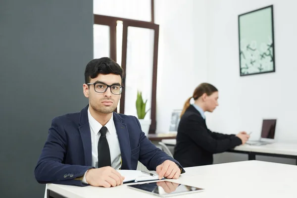 Junger Seriöser Geschäftsmann Mit Notebook Und Tablet Schreibtisch — Stockfoto