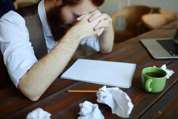 Cansado Designer Inclinado Sobre Notepad Enquanto Sentado Por Local Trabalho — Fotografia de Stock