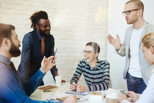 Retrato Cintura Del Guapo Hombre Negocios Barbudo Parado Mesa Reuniones — Foto de Stock