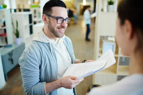 Retrato Del Guapo Hombre Moderno Discutiendo Documentación Con Colega Pasillo — Foto de Stock