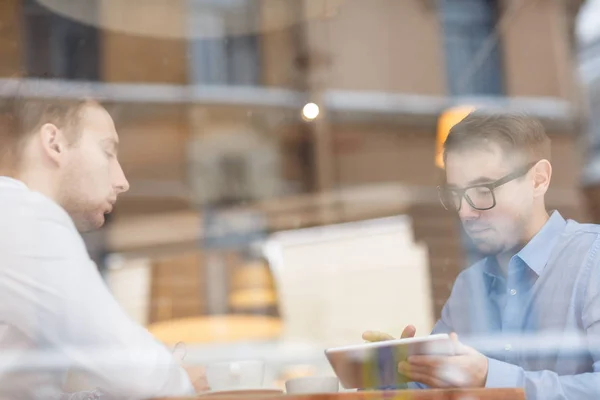 Homme Affaires Avec Pavé Tactile Travaillant Ligne Dans Café Avec — Photo