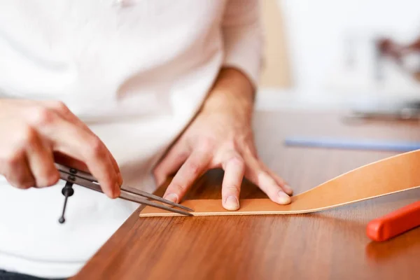 Handen Van Leerlooier Verwerking Lederen Riem — Stockfoto