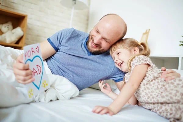 Šťastný Člověk Čtení Pozdravy Pro Otce Den Malou Dcerou Nedaleko — Stock fotografie