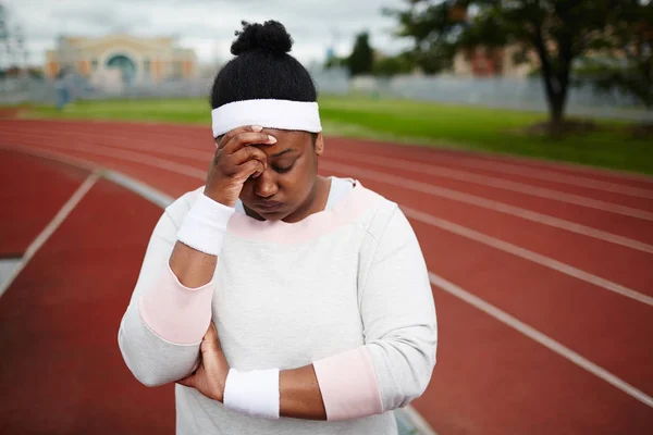 Müde Pummelige Frau Aktivkleidung Berührt Nach Dem Training Ihre Stirn — Stockfoto