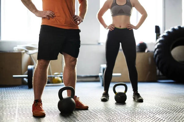 Mann Und Frau Beim Fitnesstraining Mit Kettlebells Fitnessstudio Nicht Wiederzuerkennen — Stockfoto