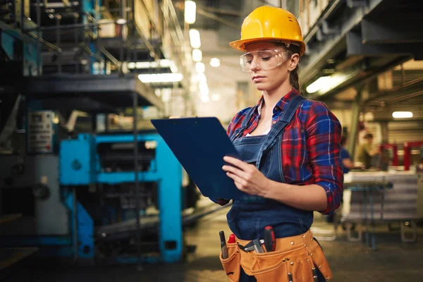 Técnico Joven Concentrado Con Portapapeles Las Manos Tomando Notas Necesarias — Foto de Stock