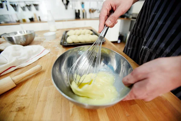 Baker Whisking Surowe Jaja Misce — Zdjęcie stockowe