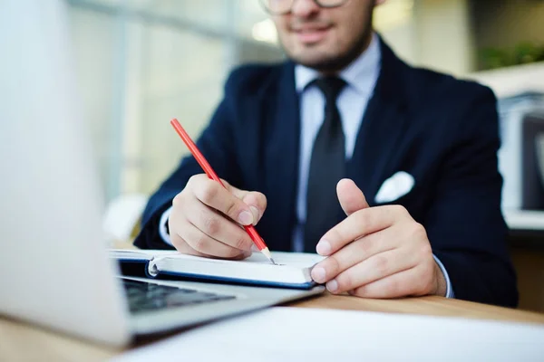 Uomo Affari Prendere Appunti Nel Notebook Fronte Computer Portatile — Foto Stock