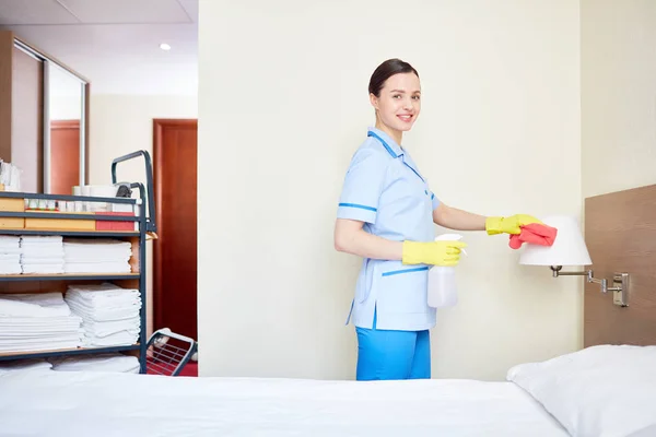 Jonge Vrouw Handschoenen Uniforme Schoonmaak Lampenkap Hotel Kamer — Stockfoto