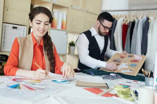 Mulher Feliz Que Desenha Modelos Roupa Moda Nova — Fotografia de Stock