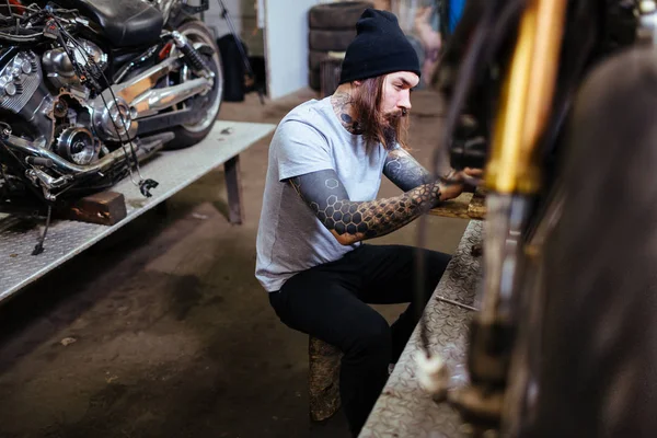 Retrato Vista Lateral Del Brutal Hombre Tatuado Reparando Personalizando Motocicletas — Foto de Stock