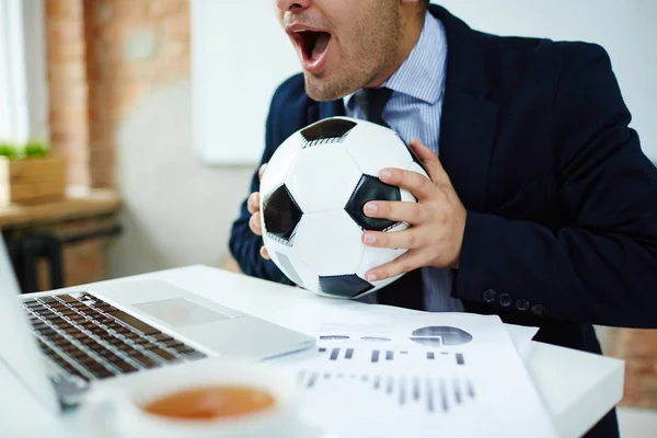 Empresario Viendo Partido Fútbol Línea Transmitido Oficina —  Fotos de Stock