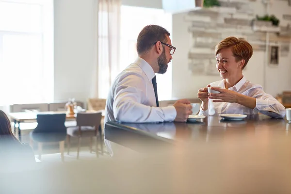 Visão Perfil Colegas Alegres Conversando Animadamente Uns Com Outros Enquanto — Fotografia de Stock